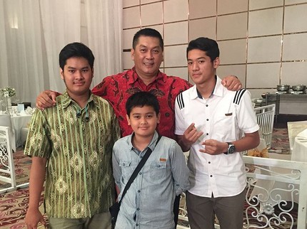 Kebersamaan Donny Kesuma dengan 3 Jagoannya yang Jarang Tersorot
