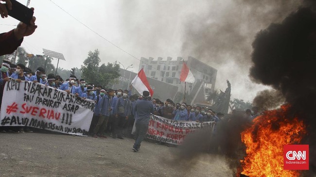 Aliansi Mahasiswa Universitas Islam Negeri Suska Riau menggelar aksi unjuk rasa di depan Kantor Gubernur Riau, Senin (16/9) terkait kebakaran hutan dan lahan.