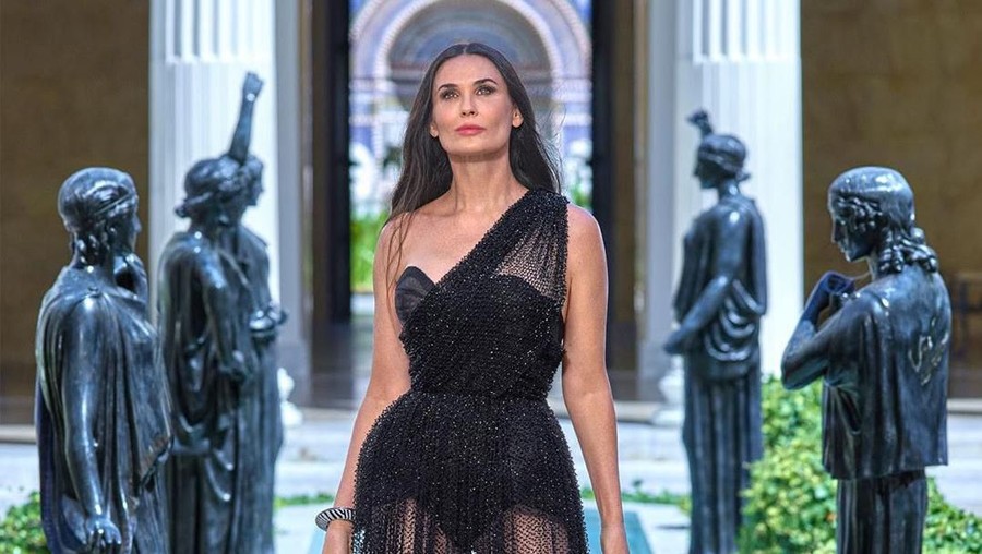 Ketiga putrinya menceritakan masa lalu Demi Moore.