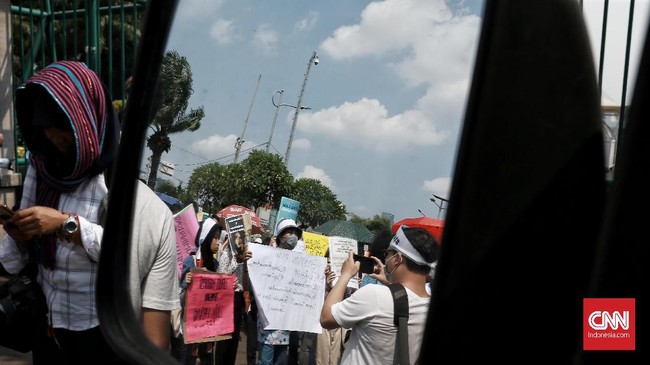 Aparat kepolisian yang berjaga di belakang Gedung DPR, dekat Stasiun Palmerah mengimbau ratusan pelajar yang berdemonstrasi untuk pulang.