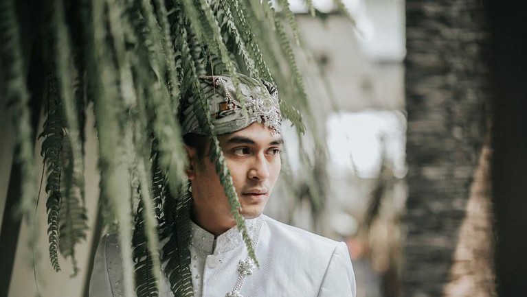 Pasangan selebriti, Ichal Muhammad dan Dafina Jamasir menikah pada Minggu (15/9) kemarin. Pasangan ini telah resmi menjadi suami istri.