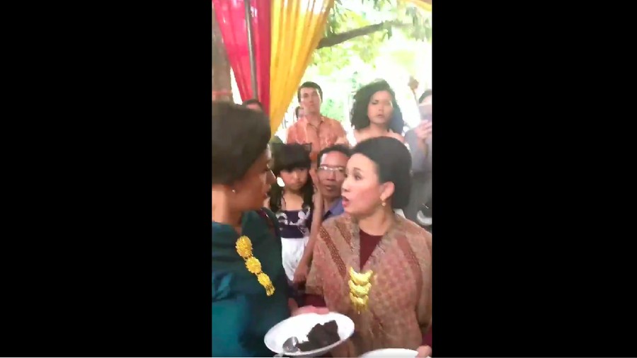 Rebutan Rendang di Kondangan  Netizen Emak  emak  Antagonis 