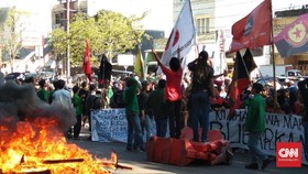 Demo BPJS di Makassar Berunjung Bentrok Mahasiswa dan Aparat