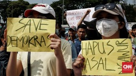 Tutup Kuping DPR dari Pekikan Buka Draf RKUHP