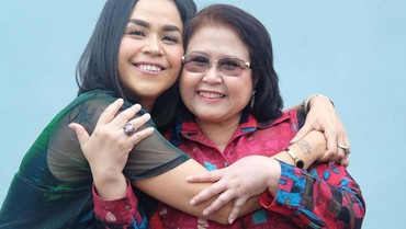 img-title Sah Berdamai, Melaney Ricardo dan Elza Syarief Berpelukan