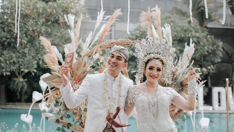 Tentu bukan menjadi perjalanan yang mudah bagi pasangan Ichal Muhammad dan Dafina Jamasir menuju ke pelaminan. Lalu apa saja fakta menarik kisah asmara mereka?