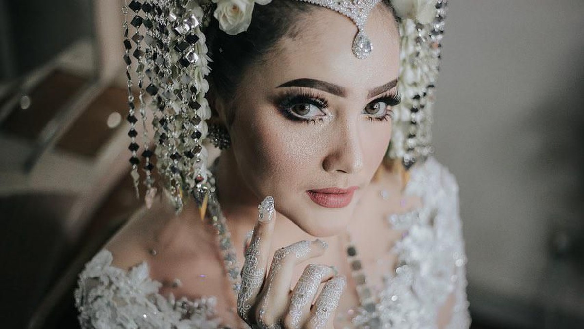 Pasangan selebriti&comma; Ichal Muhammad dan Dafina Jamasir menikah pada Minggu &lpar;15&sol;9&rpar; kemarin&period; Pasangan ini telah resmi menjadi suami istri&period;