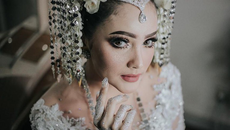 Momen Pernikahan Ichal Muhammad dan Dafina Pasangan selebriti, Ichal Muhammad dan Dafina Jamasir menikah pada Minggu (15/9) kemarin. Pasangan ini telah resmi menjadi suami istri.