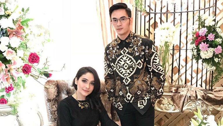 6 Fakta Asmara Ichal Muhammad dan Dafina Jamasir Tentu bukan menjadi perjalanan yang mudah bagi pasangan Ichal Muhammad dan Dafina Jamasir menuju ke pelaminan. Lalu apa saja fakta menarik kisah asmara mereka?