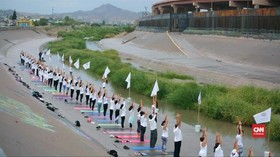 VIDEO: Aksi Damai Lewat Yoga di Perbatasan Amerika-Meksiko