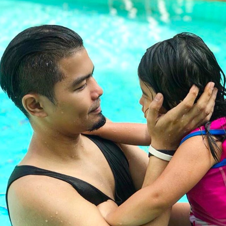 <p>Renang bareng Noy. Menurut ayah 36 tahun ini, sang anak mirip banget dirinya sampai terlihat seperti mini Bams. Setuju, Bun?  (Foto: Instagram @bams_1606)    </p>
