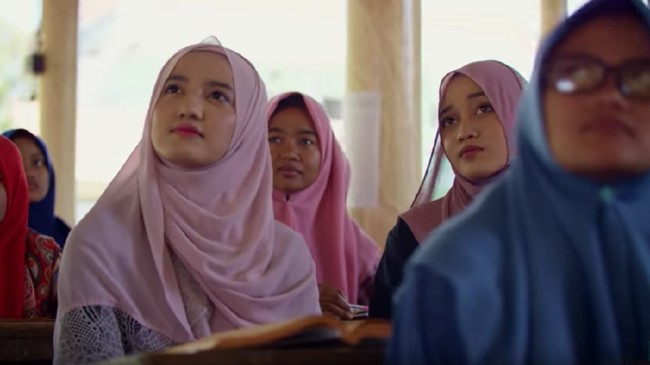 Film The Santri Disebut Belum Diproduksi, Baru Trailer Imam Pituduh, Produser Eksekutif film The Santri menyatakan film belum diproduksi. Film yang disutradarai Livi Zheng itu disebut baru tahapan trailer.