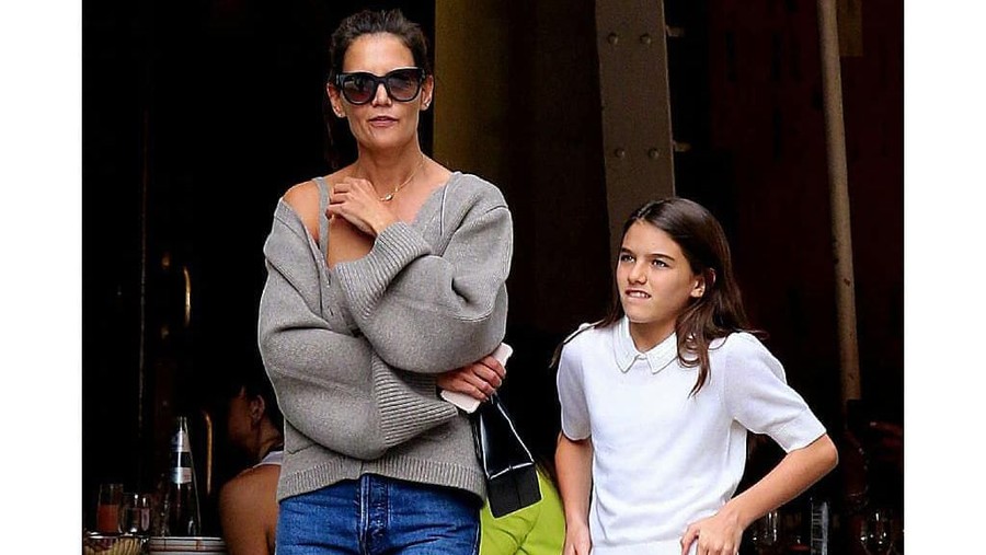 Kompak dengan Sang Ibu Putri tunggal Tom Cruise dan Katie Holmes yang mulai beranjak remaja.