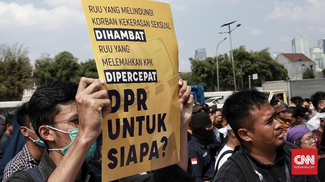 Menyikapi demo mahasiswa, anggota DPRD Kota Cirebon menandatangani kesepahaman pendapat bersama menolak revisi UU KPK yang telah disahkan jadi undang-undang.