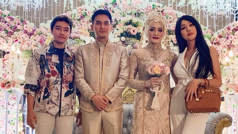 6 Fakta Asmara Ichal Muhammad dan Dafina Jamasir Tentu bukan menjadi perjalanan yang mudah bagi pasangan Ichal Muhammad dan Dafina Jamasir menuju ke pelaminan. Lalu apa saja fakta menarik kisah asmara mereka?