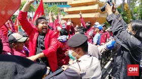 Mahasiswa Muhammadiyah Surabaya Protes Pengesahan UU KPK