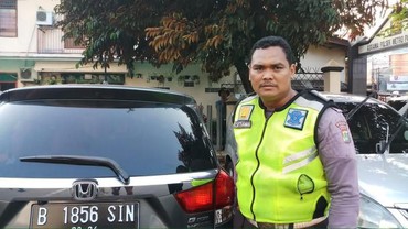 img-title Akui Salah, Pengendara Menangis dan Minta Maaf ke Bripda Eka Setiawan