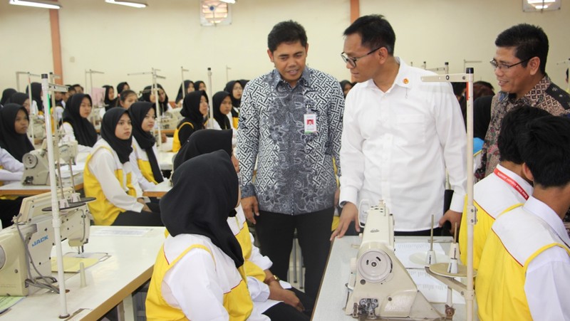 Badan Pengembangan SDMIndustri Kementerian Perindustrian menggelar Diklat Operator mesin industri garmen berbasis kompetensi.