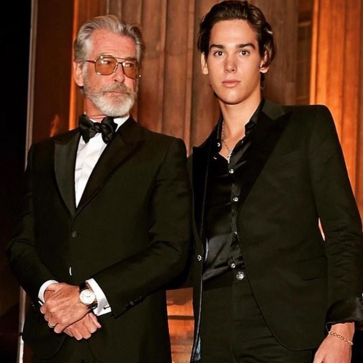 <p>Pemeran James Bond, Pierce Brosnan, memiliki anak yang tak kalah tampan sepertinya, yakni Paris Brosnan. Paris yang tahun ini berusia 19 tahun berprofesi sebagai model <em>catwalk</em>. (Foto: Instagram @piercebrosnanofficial)</p>