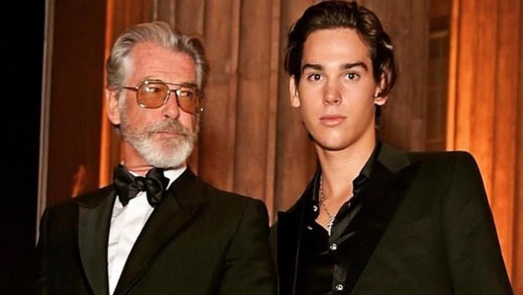 Pierce Brosnan terlihat menghadiri London Fashion Week untuk mendukung sang putra, Paris Brosnan.