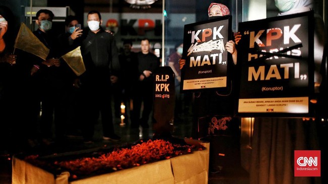 Sejumlah elemen masyarakat menggelar aksi 'Pemakaman KPK' di markas lembaga antirasuah sebagai bentuk protes pengesahan revisi UU KPK jadi undang-undang di DPR, 