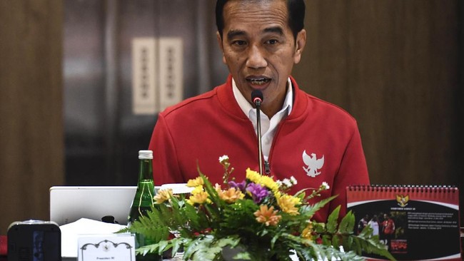 Presiden Jokowi memberikan paket bantuan sembako kepada warga Ambon korban gempa bumi dan warga Wamena, Papua, yang terdampak kerusuhan.