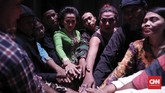 FOTO: Srimulat Masih Bergeliat Srimulat masih ada, setidaknya di Surabaya. Pada 10 Agustus lalu, kelompok warisan Teguh Slamet dan Srimulat ini mentas dan membuat penonton tertawa.