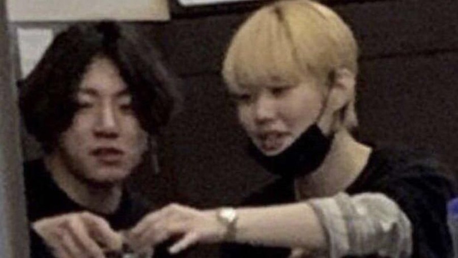 Sebuah foto pria mirip Jungkook BTS sedang berpelukan dengan seorang wanita bocor di media sosial.