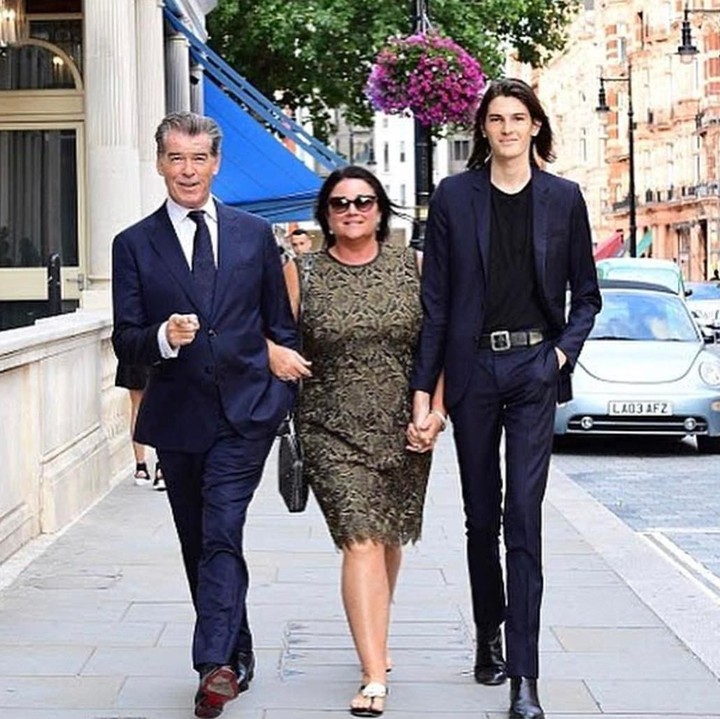 <p>Bagi Pierce Brosnan, dukungan keluarga sangat penting bagi kariernya. Hal ini terlihat saat ia memboyong sang istri dan putranya dalam acara pemutaran film yang dibintanginya. (Foto: Instagram @piercebrosnanofficial)</p>