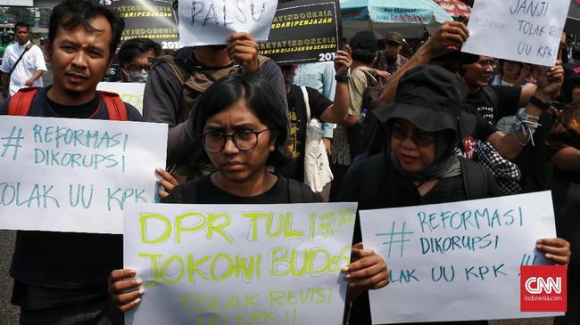 DPR periode 2014-2019 tak produktif menyusun aturan perundangan atau menjalankan fungsi legislasi. Namun sebulan belakangan gencar mengetok UU kontroversial.
