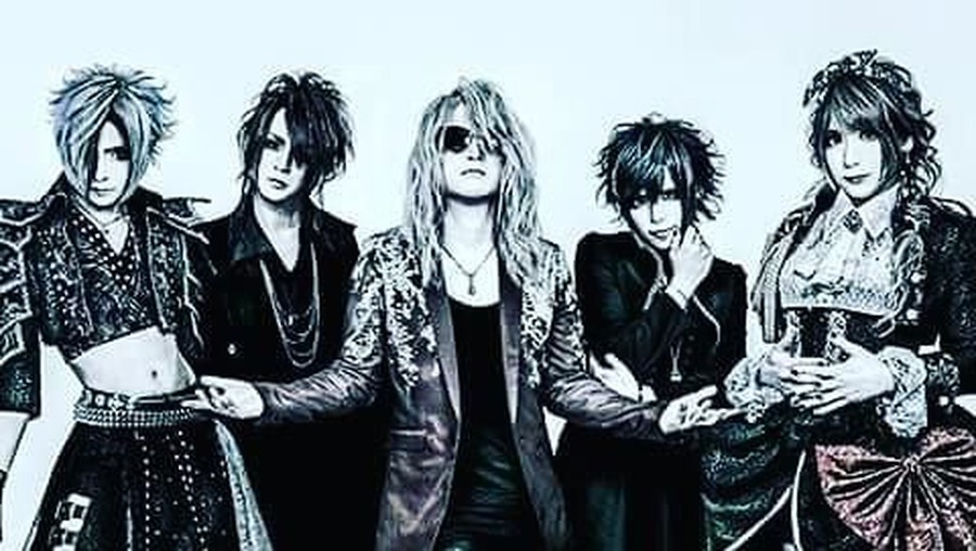 Versailles Sejumlah grup musik asal Jepang yang mempopulerkan Visual Kei.