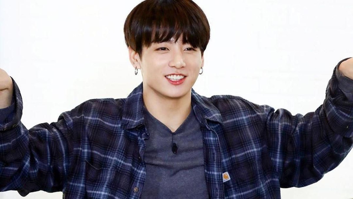 Jungkook BTS berhasil menempati posisi teratas pria tampan sedunia versi TC Candler&period; Maknae BTS ini memang terkenal dengan visualnya yang tampan&period;