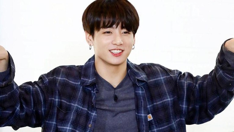 Jungkook BTS berhasil menempati posisi teratas pria tampan sedunia versi TC Candler. Maknae BTS ini memang terkenal dengan visualnya yang tampan.