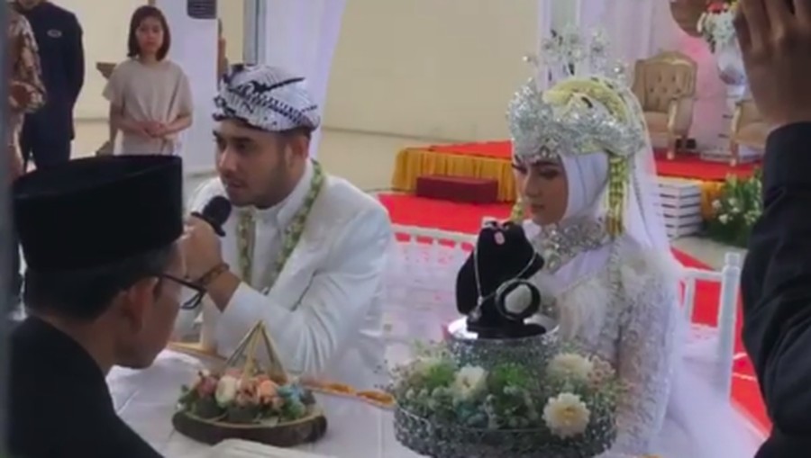 Kabar pernikahan Meidian Maladi dengan seorang wanita bernama Gina Fitri.