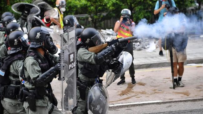 Polisi Hong Kong Lucuti Bom Rakitan Berdaya Ledak Tinggi Kepolisian Hong Kong menyatakan mereka berhasil menemukan dan melucuti dua bom rakitan berukuran besar yang disembunyikan di sebuah sekolah.