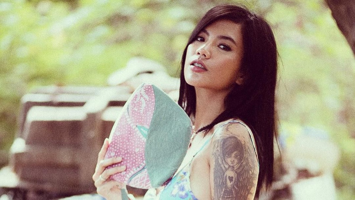 Video Tiga Setia Gara yang mengaku dianiaya suami di Amerika Serikat jadi viral&period; Namun tak banyak yang tahu siapa sosoknya&period; Berikut ini tujuh potret seksi Tiga&period;