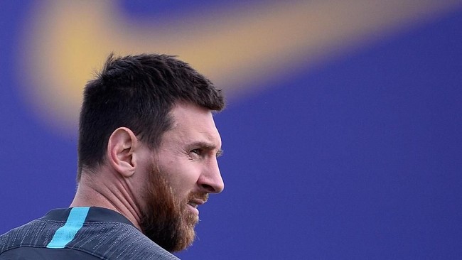 Kapten Borussia Dortmund Marco Reus menantang bintang Barcelona Lionel Messi tampil di Liga Champions saat kedua tim bertanding di Stadion Signal Iduna Park.