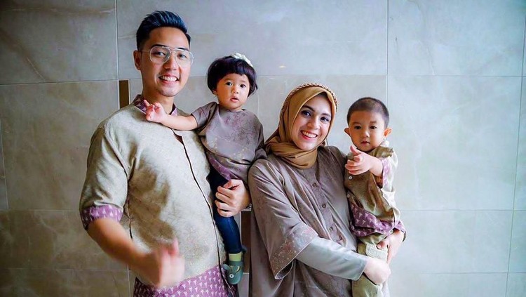 Prinsip Nycta Gina dan Suami dalam Mendidik Anak Nycta Gina dan suaminya Rizky Kinos punya prinsip sendiri dalam mendidik kedua anaknya.