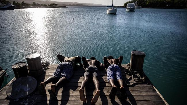 Selain oxybenzone dan octinoxate, ada sejumlah bahan berbahaya lain bagi terumbu karang yang terkandung dalam sunscreen.