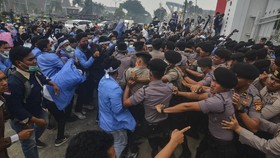 Mahasiswa dan Polisi Saling Pukul di Kantor Gubernur Sumsel