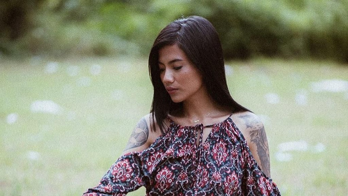 Video Tiga Setia Gara yang mengaku dianiaya suami di Amerika Serikat jadi viral&period; Namun tak banyak yang tahu siapa sosoknya&period; Berikut ini tujuh potret seksi Tiga&period;