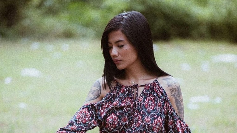 7 Potret Seksi Tiga Setia Gara Video Tiga Setia Gara yang mengaku dianiaya suami di Amerika Serikat jadi viral. Namun tak banyak yang tahu siapa sosoknya. Berikut ini tujuh potret seksi Tiga.