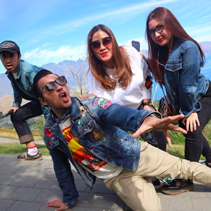 <p>Gaya siapa yang paling lucu? Papa David sampai rela pasang pose seperti itu. He-he-he. (Foto: Instagram @davidbayudj)  </p>