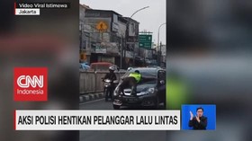 VIDEO: Polisi 'Nemplok' di Kap Mobil Hentikan Pelanggar Lalin