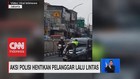 VIDEO: Polisi 'Nemplok' di Kap Mobil Hentikan Pelanggar Lalin