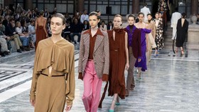 FOTO: Wanita Modern dalam Imaji Victoria Beckham