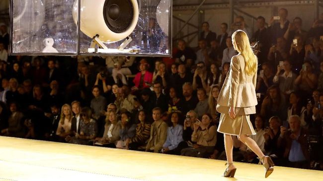 Virus corona membuat China tak bakal bergabung dalam ajang mode dunia seperti London Fashion Week dan Milan Fashion Week.