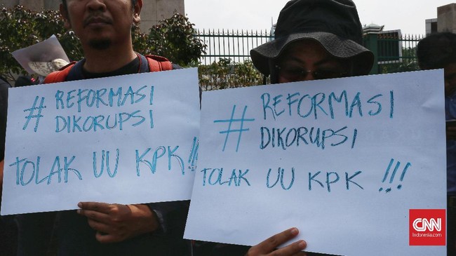 Keputusan pemerintah di bawah kepemimpinan Jokowi sepakat dengan DPR soal pengesahan revisi UU KPK jadi undang-undang dinilai sarat akan kompromi politik.