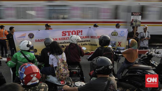 Polisi Bakal Tindak Tegas Penerobos Palang Kereta Manggarai Polisi melakukan penilangan terhadap sejumlah pengendara penerobos pintu palang kereta di perlintasan sebidang di kawasan Bukit Duri Manggarai, Selasa (17/9).