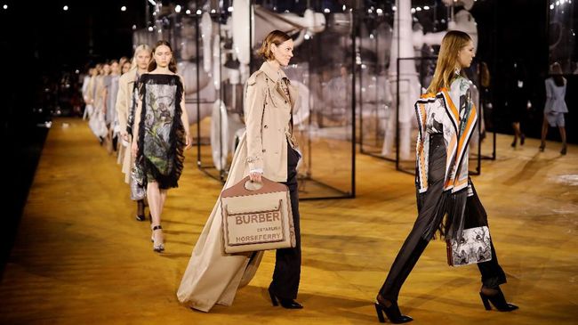 London Fashion Week bakal dimulai pada Jumat (19/2) dalam format virtual atau digital. Hal ini disebabkan karena lockdown virus corona.